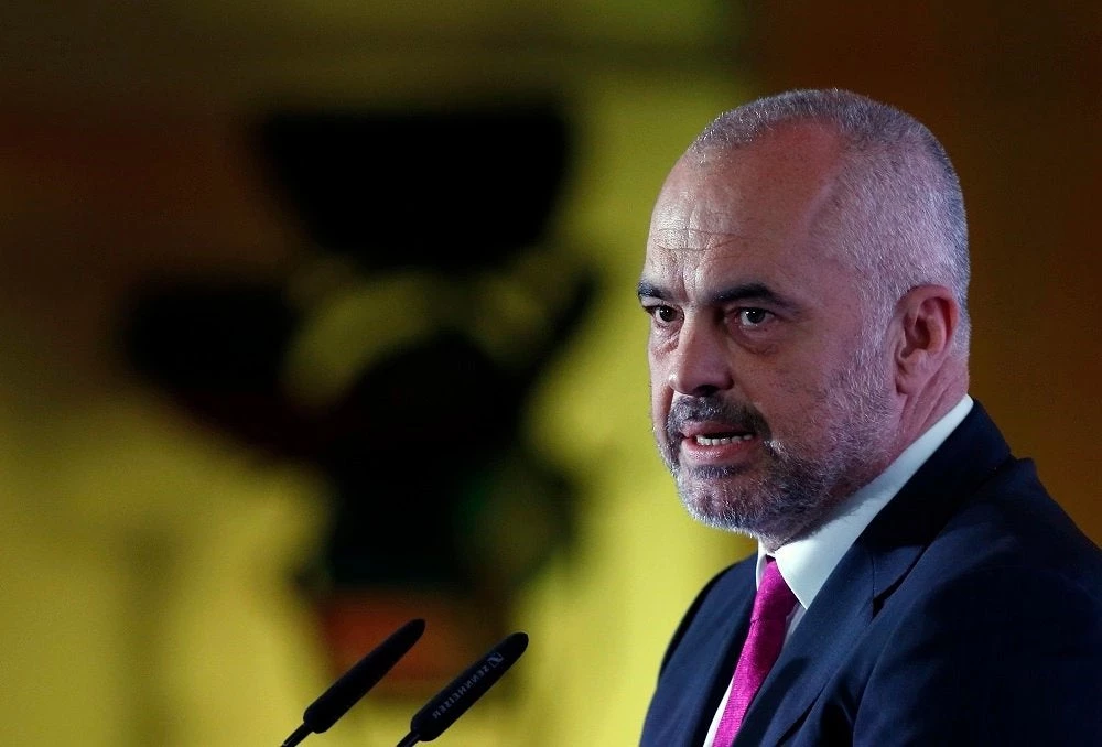 Σχέδιο αφελληνισμού της Β. Ηπείρου: Με εντολή Ράμα τοποθετήθηκε ισλαμίστρια δασκάλα σε ελληνικό σχολείο – Τεράστια κινητοποίηση για την κηδεία του Κατσίφα